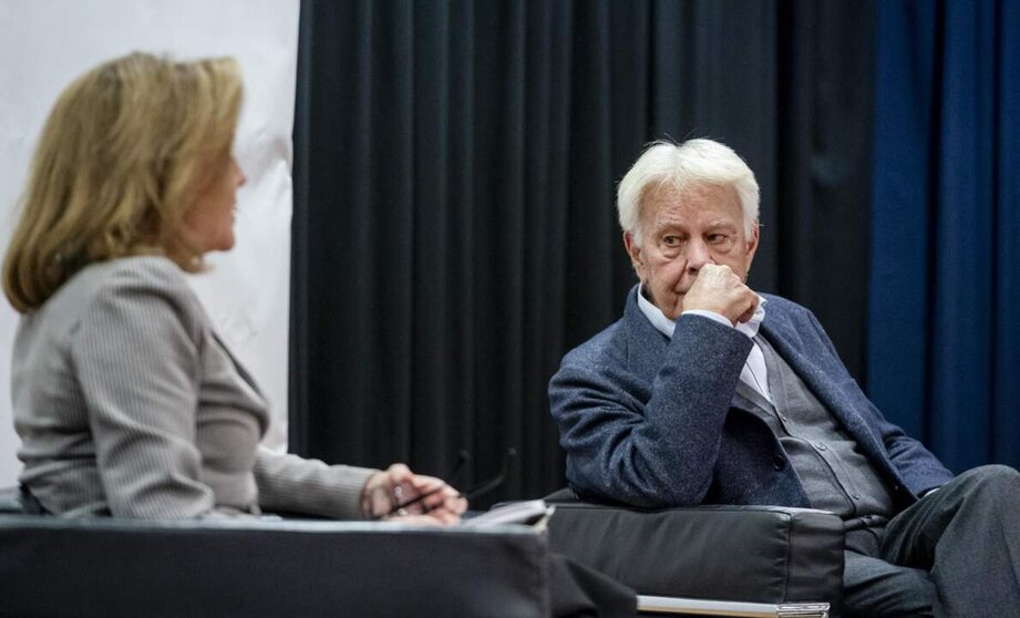  El expresidente del Gobierno, Felipe González, y la exministra de Defensa María Dolores de Cospedal, durante la lección magistral 'Los Gobiernos de Felipe González Márquez (1982-1996)’, en el Goethe Institut de Madrid, a 13 de enero de 2025, en Madrid (E - A. Pérez Meca - Europa Press 