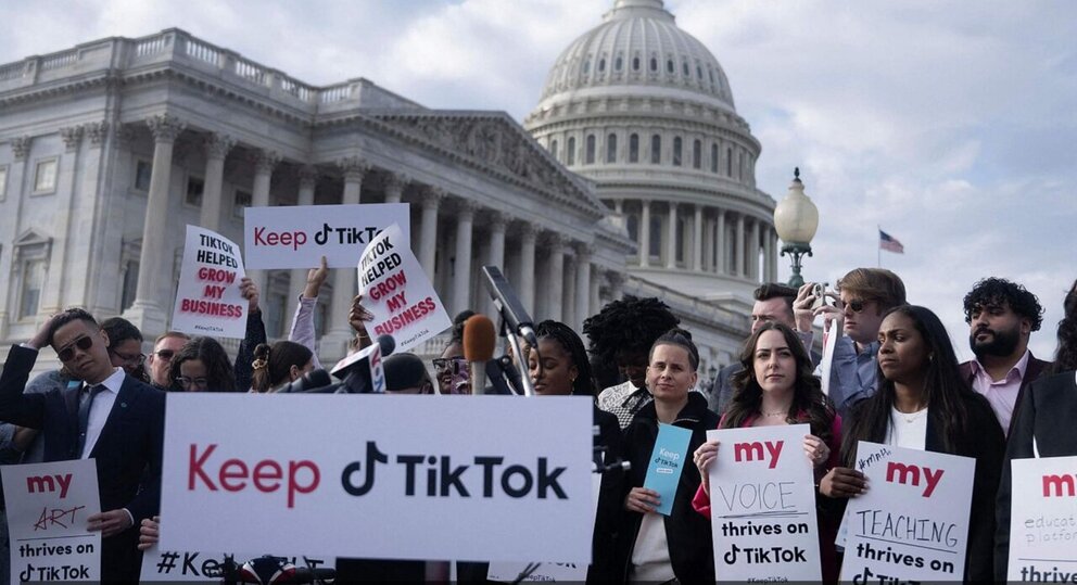  Manifestantes piden que no se cierre TikTok en Estados Unidos 