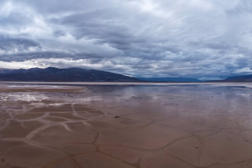  El barro agrietado y la sal en el fondo del valle del Parque Nacional del Valle de la Muerte en California pueden convertirse en un estanque reflectante después de las lluvias - NPS/KURT MOSES | EP 