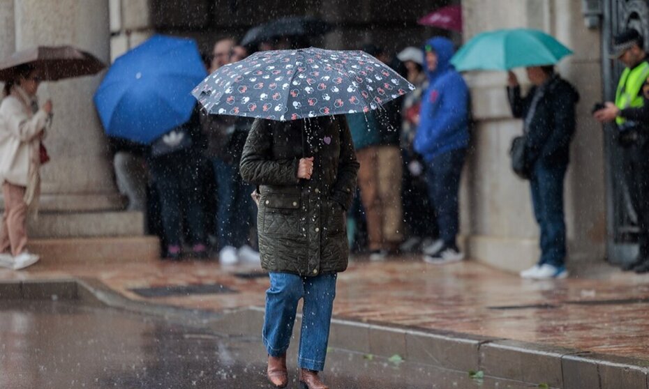  Personas se protegen de la lluvia. 