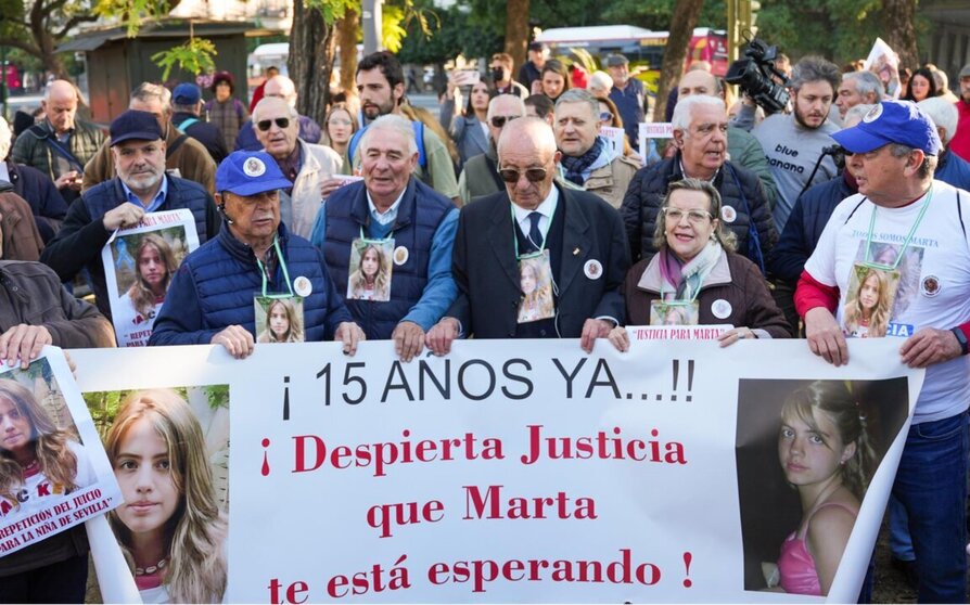  Archivo - El abuelo de Marta del Castillo, José Antonio Casanova (3d), en la concentración ante los juzgados por el 15 aniversario del asesinato de Marta del Castillo. A 24 de enero de 2024 - María José López - Europa Press - Archivo 