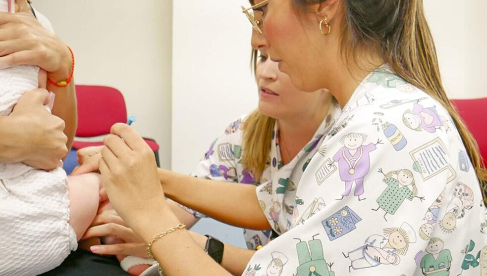  Una enfermera administra la vacuna frente a la gripe a un bebé. 