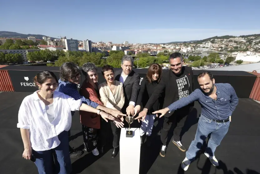  El alcalde de Pontevedra, Miguel Anxo Fernández Lores, y la presidenta de AICE, María Guerra, entre otros, en la presentación de las galas de entrega de los Premios Feroz 2025 y 2026, que se celebrarán en la ciudad. - CONCELLO DE PONTEVEDRA | EP 