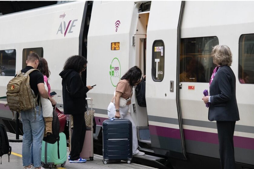  Archivo - Viajeros en un AVE Sevilla-Madrid. - RENFE - Archivo | EP 