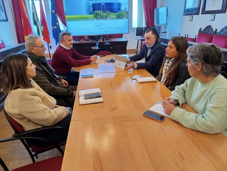  El alcalde de Tarifa, Jorge Santos, y el primer teniente de alcalde, Jorge Benítez, junto a representantes de Poplac para abordar soluciones al alga invasora - AYUNTAMIENTO DE TARIFA | EP 