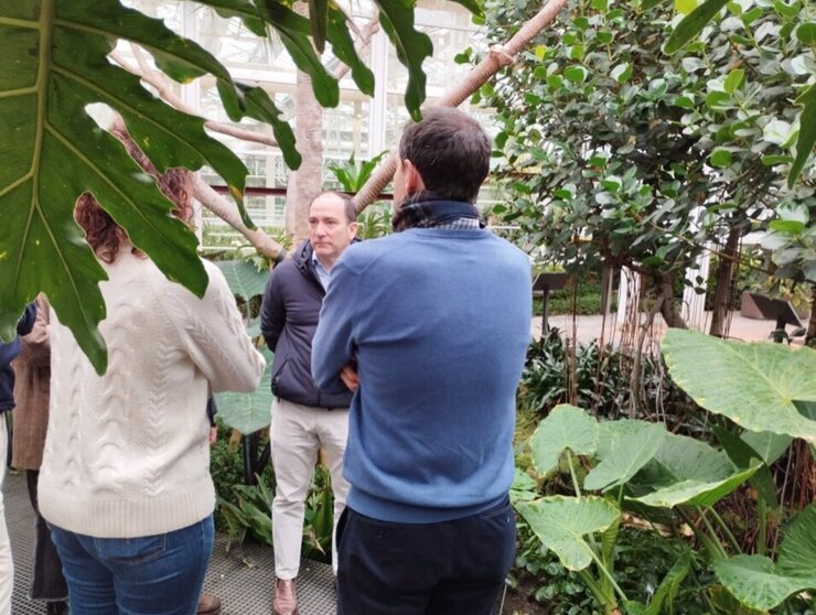  El delegado de Urbanismo, Medio Ambiente y Movilidad, Borja Carabante, durante la visita al Palacio de Cristal de Arganzuela. - EUROPA PRESS 