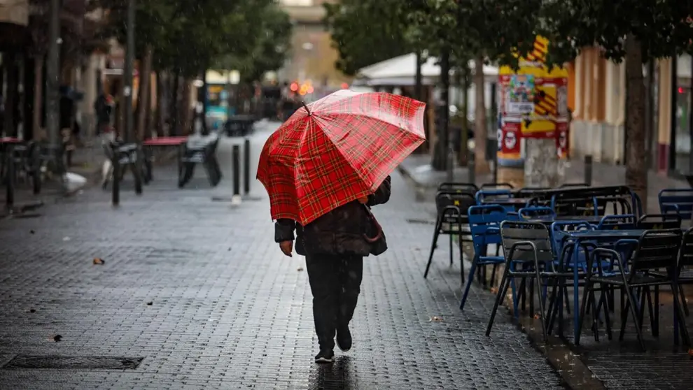  Archivo - Una persona camina con un paraguas, a 17 de enero de 2023, en Barcelona, Catalunya (España). El séptimo gran temporal de la temporada ha traído viento, oleaje, nevadas y lluvias a las cuatro provincias catalanas, que vivirán un descenso en las t - Kike Rincón - Europa Press - Archivo 