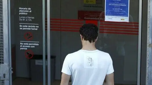  Joven en la oficina del paro 