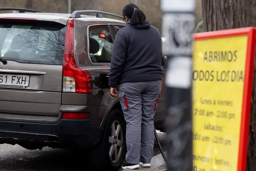  Archivo - Una mujer llenando el depósito de su vehículo en una gasolinera - Eduardo Parra - Europa Press - Archivo 