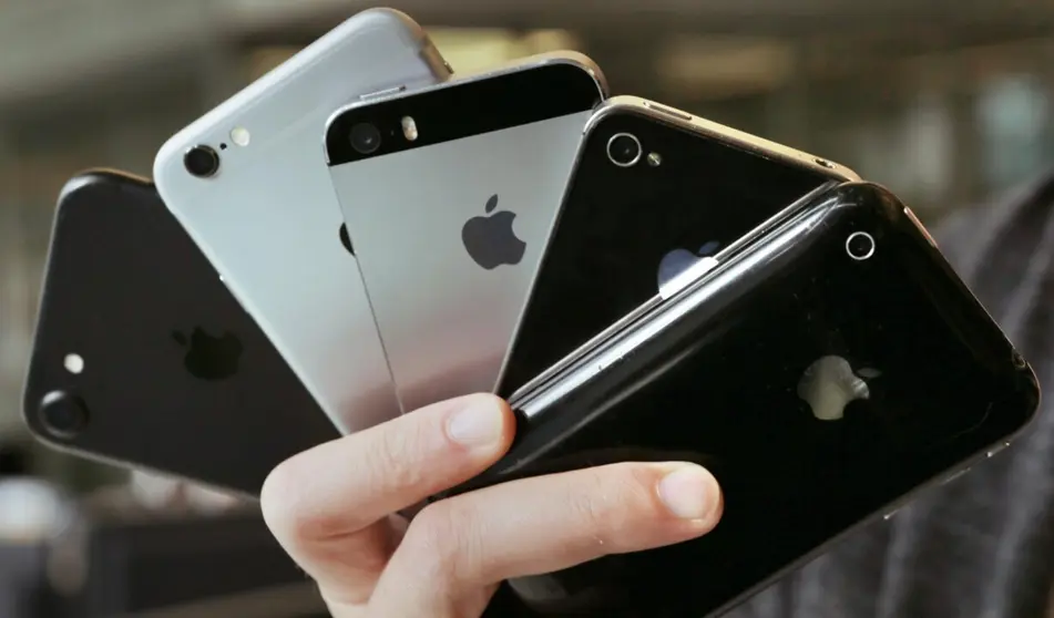  Archivo - FILED - 12 September 2017, Berlin: A young woman holds up Apple iPhones of different generations in Berlin. Photo: Fernando Gutierrez-Juarez/dpa-Zentralbild/dpa - Fernando Gutierrez-Juarez/Dpa-Ze - Archivo 