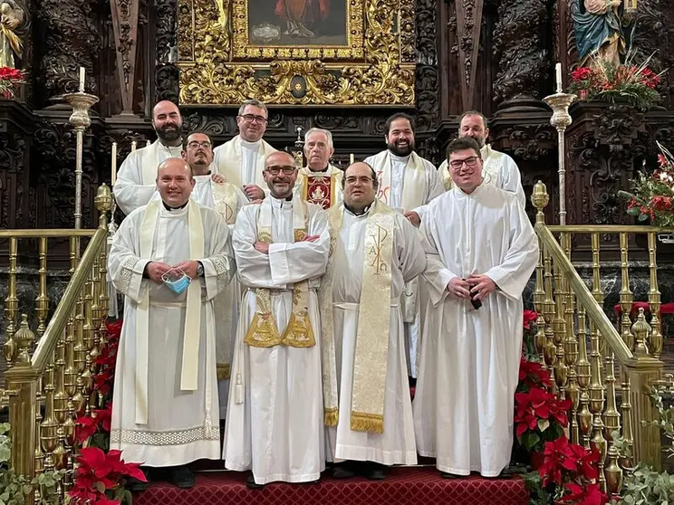  Sacerdotes de la diócesis de Córdoba celebrando el cumpleaños del párroco de La Compañía. Fuente: Diócesis de Córdoba diocesisdecordoba.com 