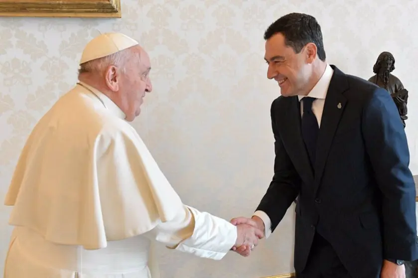  Archivo - Imagen del encuentro entre el Papa Francisco y el presidente de la Junta de Andalucía, Juanma Moreno, celebrado en marzo de 2024 en el Vaticano. - VATICAN MEDIA - Archivo | EP 