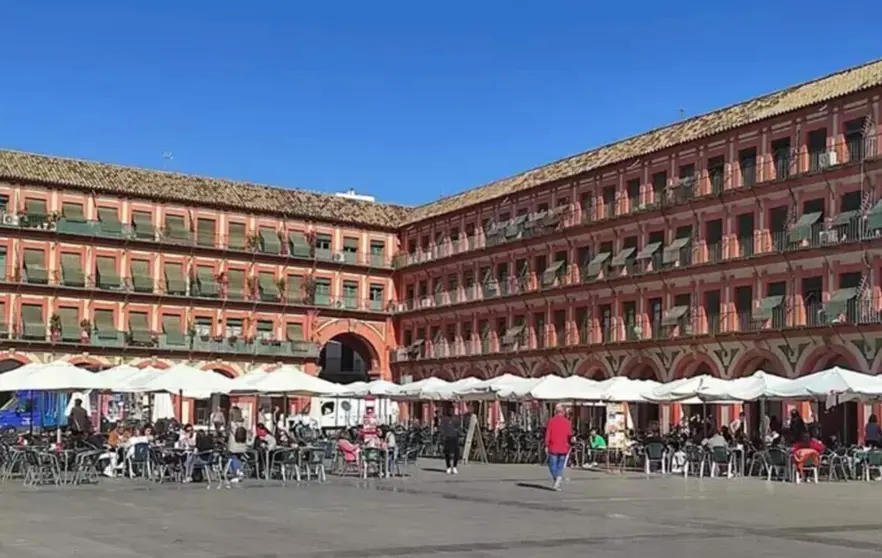  Archivo - Terrazas con veladores de establecimientos de hostelería en la Plaza de la Corredera, en una imagen de archivo.<br>- EUROPA PRESS - Archivo 