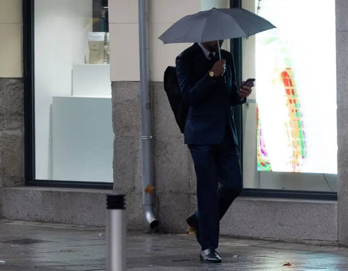  Personas con paraguas bajo la lluvia durante la llegada de la borrasca ‘Garoé’, a 20 de enero de 2025, en Madrid (España). - Eduardo Parra - Europa Press 