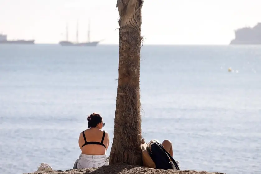  Archivo - Personas en la playa de la Malagueta. A 10 de enero de 2025 en Málaga, Andalucía (España). - Álex Zea - Europa Press - Archivo 