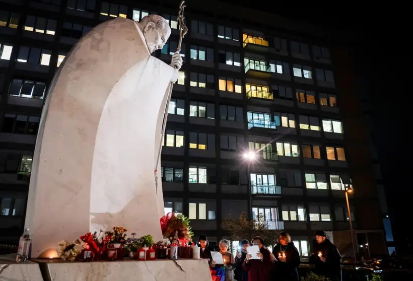  18 February 2025, Italy, Rome: A group of Faithful people from Bolivia pray for Pope Francis outside the Agostino Gemelli Polyclinic, where he is hospitalized for tests and treatment for bronchitis. Photo: Stefano Costantino/SOPA Images via ZUMA Press Wir - Stefano Costantino/SOPA Images v / DPA 