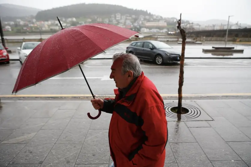  Archivo - Una persona con paraguas camina en Viveiro, a 8 de enero de 2025, en Viveiro, Lugo, Galicia (España). - Carlos Castro - Europa Press - Archivo 