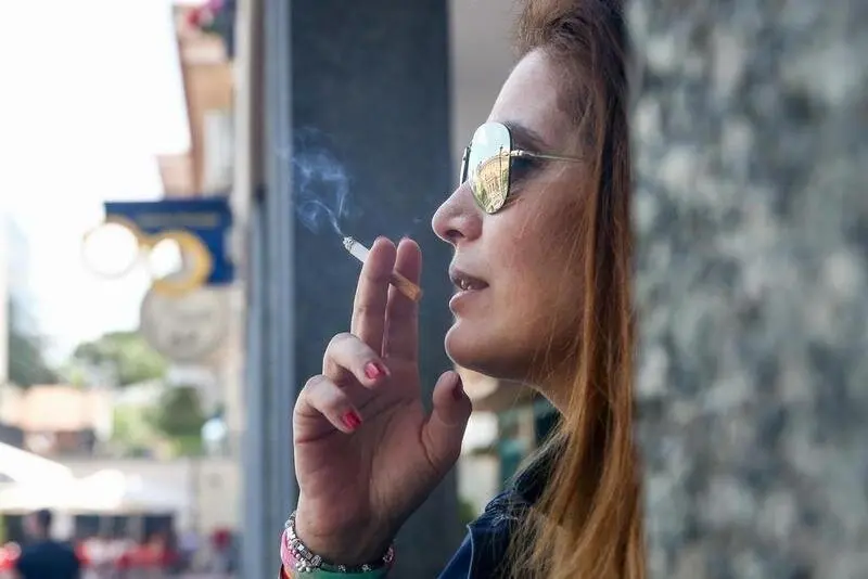  Archivo - Mujer fumando un cigarro. - Ricardo Rubio - Europa Press - Archivo | EP 