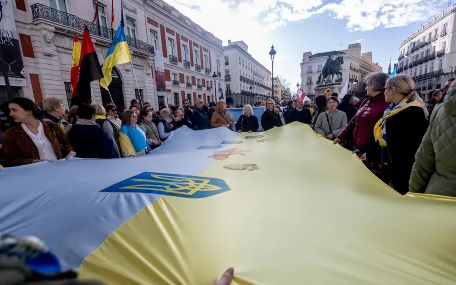  Decenas de personas durante una manifestación con motivo del tercer aniversario de la invasión armada rusa a gran escala contra Ucrania, en la Puerta del Sol, a 22 de febrero de 2025, en Madrid (España). - Ricardo Rubio - Europa Press 