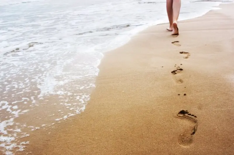  Archivo - Aprender a caminar no es cosa de niños, andar, playa, arena, mar, pies - JOAN VICENT CANTÓ ROIG - Archivo 