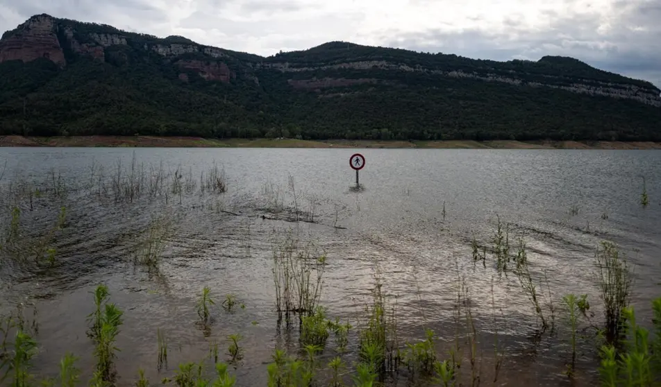  Archivo - El pantà de Sau, a 22 de junio de 2024, en Vilanova de Sau, Barcelona, Catalunya (España). El pantano de Sau, conocido por su iglesia abandonada cuyo campanario emerge cuando el nivel del agua baja, ha superado el umbral del 40% de su capacidad - Lorena Sopêna - Europa Press - Archivo 