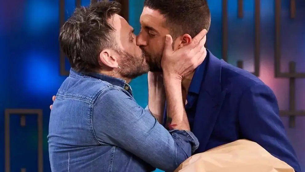  El beso entre Fernando Tejero y David Broncano 