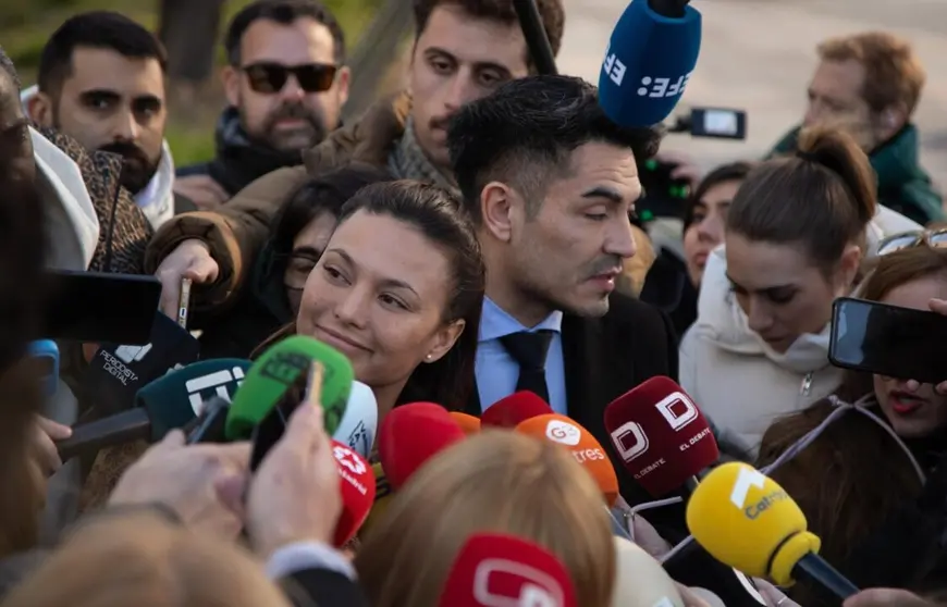  Archivo - La actriz Elisa Mouliaá ofrece declaraciones a los medios a su salida de declarar de los juzgados de Plaza de Castilla, junto a su abogado, Alfredo Arrién, a 16 de enero de 2025, en Madrid (España). - Candela Ordóñez - Europa Press - Archivo 