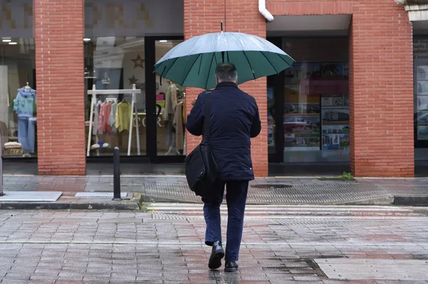  Hombre bajo la lluvia - César Ortiz - Europa Press 