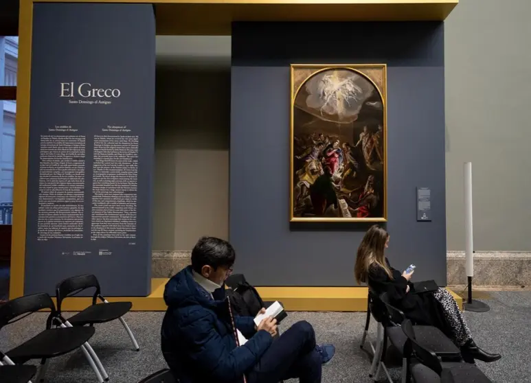  Un visitante contempla la obra 'La Asunción' de El Greco en la presentación de la exposición 'El Greco. Santo Domingo el Antiguo', en el Museo del Prado, a 17 de febrero de 2025, en Madrid (España). La exposición, que ha contado con el patrocinio de la Fu - Eduardo Parra - Europa Press 