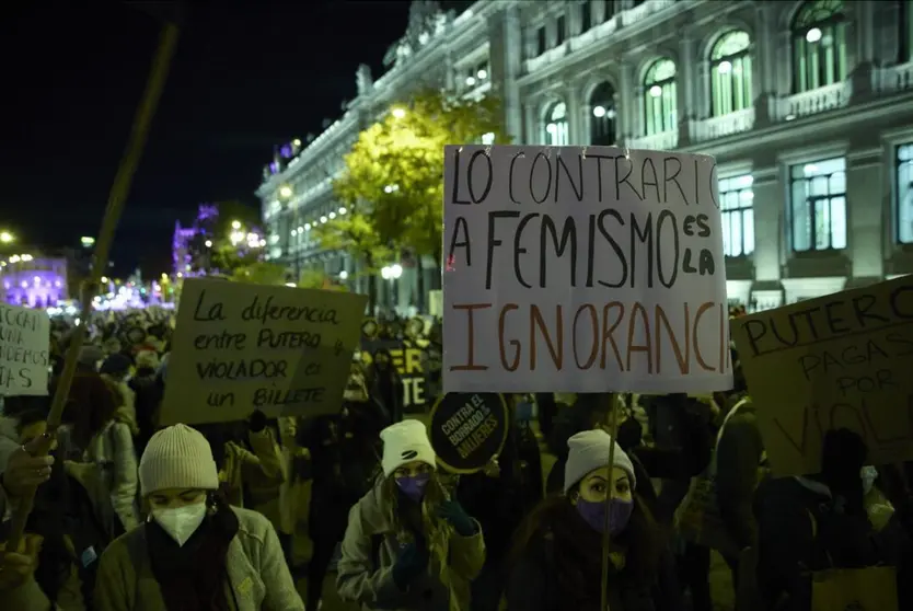  Archivo - Un grupo de personas participa en una manifestación convocada por Movimiento Feminista contra la violencia machista, a 25 de noviembre de 2021, en Madrid, (España). - Jesús Hellín - Europa Press - Archivo 