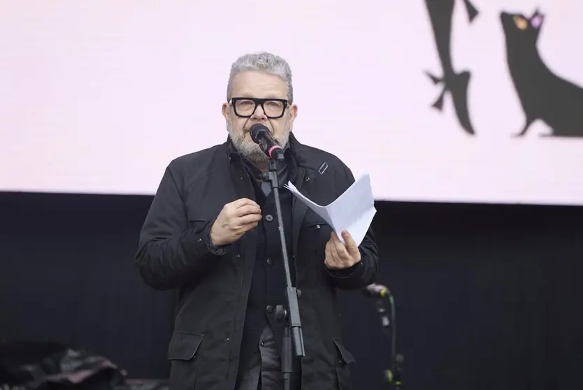  El chef Alberto Chicote ejerce como pregonero del Carnaval de Madrid 2025, en la Explanada Negra de Madrid Río, a 1 de marzo de 2025, en Madrid (España). - Jesús Hellín - Europa Press 