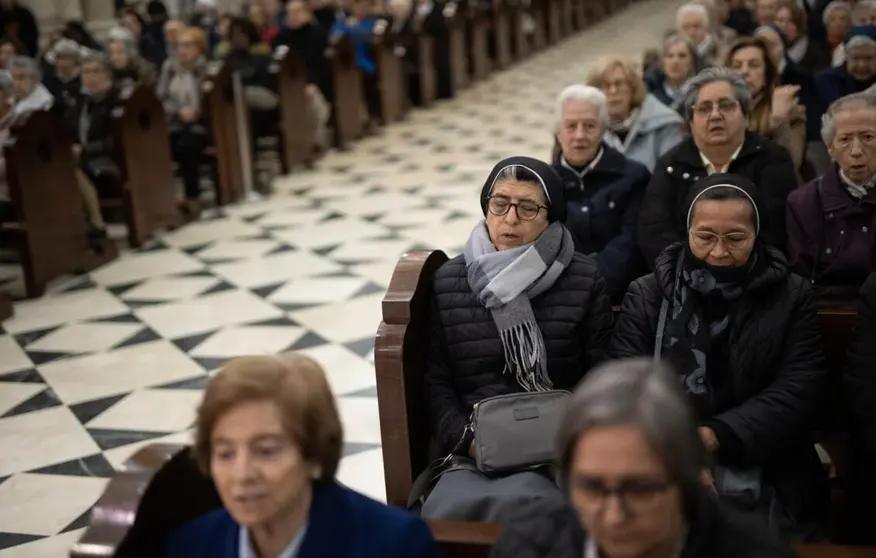  El Feligreses rezando durante una oración por el Papa Francisco en la Catedral de la Almudena. - Alejandro Martínez Vélez - Europa Press 