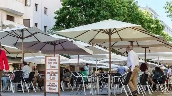  Una terraza en el Bulevar Gran Capitán 