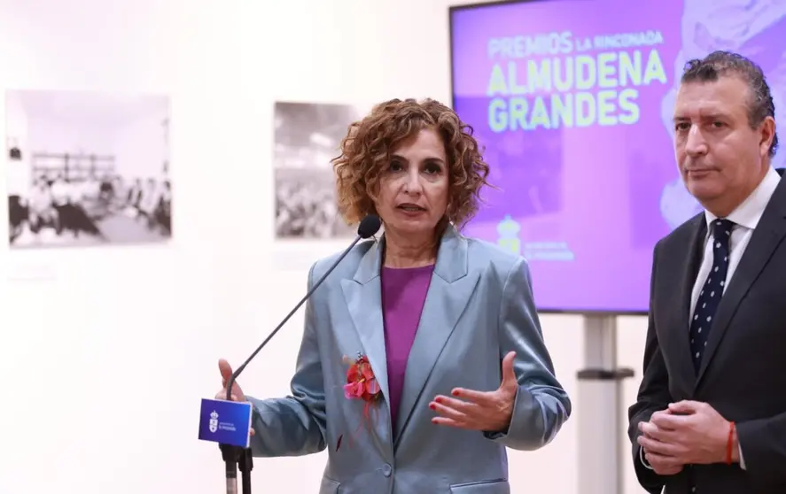  La vicepresidenta primera del Gobierno y ministra de Hacienda, María Jesús Montero, atiende a los medios antes de presidir el acto de entrega de los Premios de Novela y Ensayo 'Almudena Grandes'. A 06 de marzo de 2025, en La Rinconada, Sevilla (Andalucía, - Rocío Ruz - Europa Press 