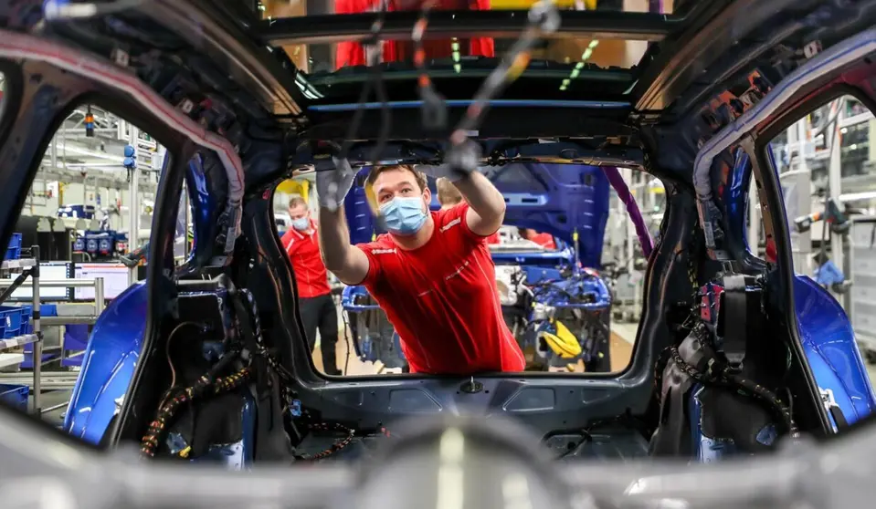  Archivo - Un empleado trabajando en una fábrica de coches Porsche en Leipzig (Alemania). - Jan Woitas/dpa-Zentralbild/dpa - Archivo 