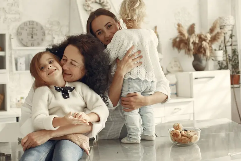  El Día de la Mujer es una oportunidad para reflexionar sobre los desafíos que enfrentan las mujeres, especialmente aquellas que equilibran la maternidad con el emprendimiento. En España, las madres emprendedoras se encuentran con obstáculos únicos que requieren una dosis extra de resiliencia y dedicación. <br><br>Un claro ejemplo de liderazgo femenino en este ámbito es el caso de la CEO de Queissada Cominicación, Juliana Queissada, una empresa comandada por una mujer madre, que ilustra perfectamente las dificultades cotidianas que se viven al intentar compaginar la maternidad con la gestión empresarial.<br><br>A pesar de los obstáculos, la maternidad tardía y el emprendimiento se están convirtiendo cada vez más en una realidad viable, a medida que las mujeres encuentran formas de apoyarse mutuamente e impulsar sus negocios. El ejemplo de liderazgos femeninos como el da CEO de Queissada Comunicación, Juliana Queissada, demuestra que es posible crear empresas exitosas, equilibrando el cuidado de los hijos y el desarrollo de una carrera. "Muchas veces no sólo pienso en el sueldo neto frente a mi emprendimiento, sino también en lo que queda después de restar tantas cosas, sino en la satisfacción de poder seguir desarrollando mi trabajo y ejercer la labor de ser madre a la vez", relata Juliana.<br><br>Cada vez más mujeres en la sociedad española eligen retrasar la maternidad para centrarse en sus carreras y en el emprendimiento. La edad media de las madres en España ha ido aumentando, alcanzando en 2021 los 40 años, una de las más altas de la Unión Europea. Este dato de Europa Press refleja las transformaciones en las condiciones sociales y económicas que influyen en las decisiones de las mujeres sobre la familia y la maternidad, y resalta aún más los retos a los que se enfrentan las madres emprendedoras.<br><br>Mira los desafíos enfrentados por las madres emprendedoras en España:<br><br> Alto costo de las guarderías y de educação infantil<br>Con el aumento de la maternidad tardía, muchas madres emprendedoras en España enfrentan uno de los mayores desafíos financieros: el elevado costo de las guardería. En varias regiones del país, el precio mensual de una guardería puede superar los 600 euros, mensuales, dependiendo de la localización y la edad del niño, una cifra significativa para una mujer que lidera su propia empresa, estos gastos representan un desafío adicional, ya que deben planificar el presupuesto de manera que puedan cubrir tanto las necesidades de la educación infantil como los gastos inherentes a su emprendimiento.<br><br>Altos niveles de desigualdad en el trabajo y la sobrecarga de responsabilidades familiares<br>Una realidad que enfrentan muchas madres emprendedoras es la falta de equidad en el entorno doméstico. Los estudios indican que, mientras los padres trabajan muchas horas, las madres suelen ser las principales responsables del cuidado infantil. En un escenario en el que ambos padres trabajan fuera de casa, la falta de corresponsabilidad en los cuidados puede llevar a muchas madres a cuestionarse hasta qué punto están dispuestas a sacrificar su carrera, su vida social e incluso su bienestar en nombre de la maternidad. Esto tiene un impacto directo en la salud mental y la productividad de las mujeres emprendedoras.<br><br>Conciliar el trabajo y la maternidad<br>Uno de los mayores desafíos para las madres emprendedoras en España, es la conciliación entre los roles de empresaria y madre. La responsabilidad de cuidar a los hijos y mantener una empresa en funcionamiento recae sobre los hombros de la mujer, exigiendo una gestión del tiempo eficiente y una capacidad de adaptación constante. Además, las expectativas sociales y culturales sobre la "madre perfecta" pueden generar una presión adicional, haciendo que el equilibrio entre estos dos mundos sea aún más difícil.<br><br>El emprendimiento femenino está ganando fuerza en España, con un número creciente de mujeres que buscan formas de equilibrar sus ambiciones profesionales con la maternidad. <br><br>El Mes de la Mujer nos invita a reflexionar sobre los desafíos que enfrentan estas mujeres, no sólo celebrando sus logros, sino también reconociendo la necesidad de crear condiciones más justas y equilibradas para que puedan prosperar.<br><br>El futuro del emprendimiento femenino depende de la creación de entornos que permitan una verdadera conciliación entre trabajo, maternidad y bienestar personal, para que las mujeres sigan rompiendo barreras y construyan un futuro más próspero y equilibrado para todas. 