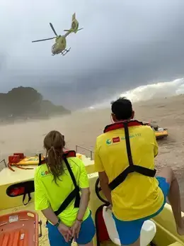  Rescate de una mujer tras caer por una ladera de rocas en el Pantano de San Juan | Europa Press 