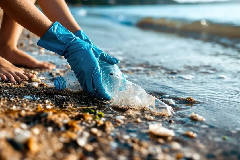  Recogida de residuos plásticos en una playa | Agencia sinc 