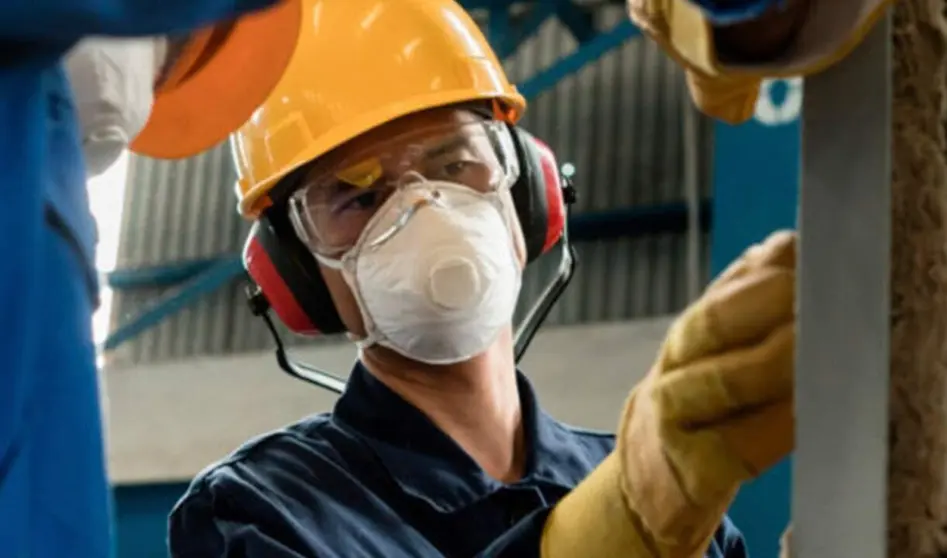  Un trabajador realiza su labor con equipamiento de protección. 